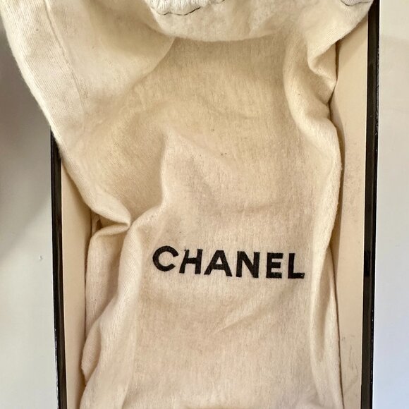 SOLD - Chanel White and Black lining Shoes US Size 8 (38) - Picture 8 of 9